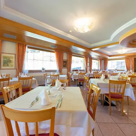 Flos Hotel 3*